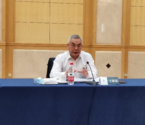 王（wáng）保友（中）講話